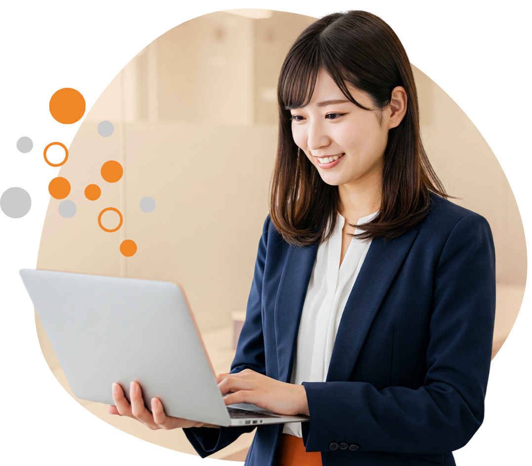 HubSpotを活用して顧客データを活用している女性